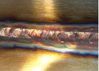 stainless steel weld with heat affected zone that is lacking chromium oxide